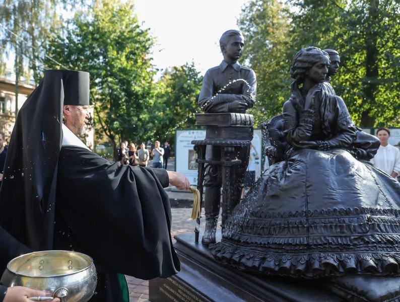 Губернатор Воробьев открыл памятник императрице Марии Александровне в Одинцове